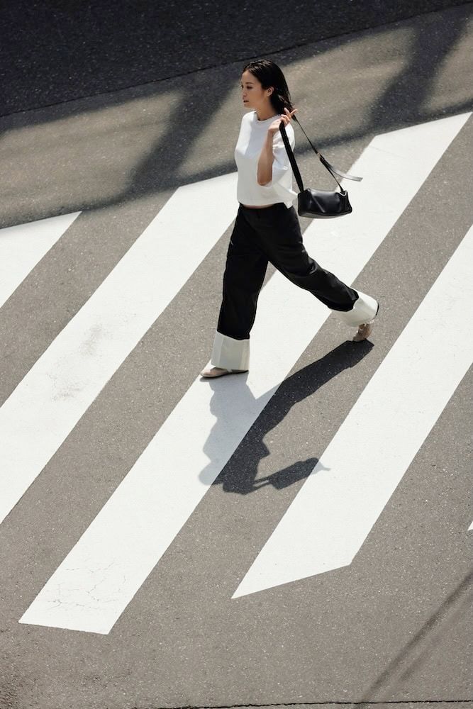 白Tシャツ×デニムのコーデ