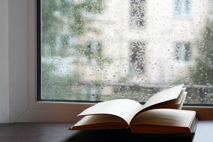 雨の日 窓際で読書
