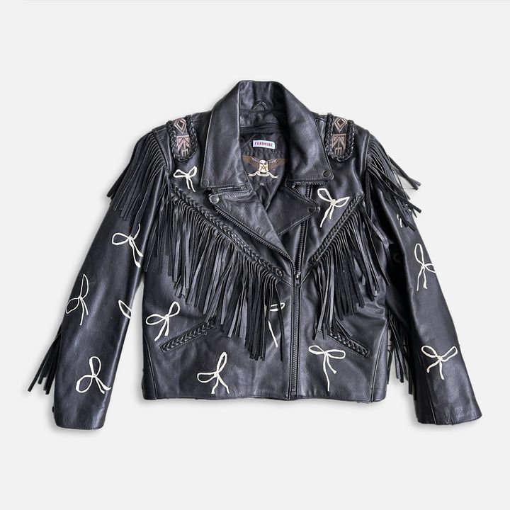 一点もののジャケットにはアーティストのキアーラ・ペラーノによるハンドペイントの絵柄が施されている。