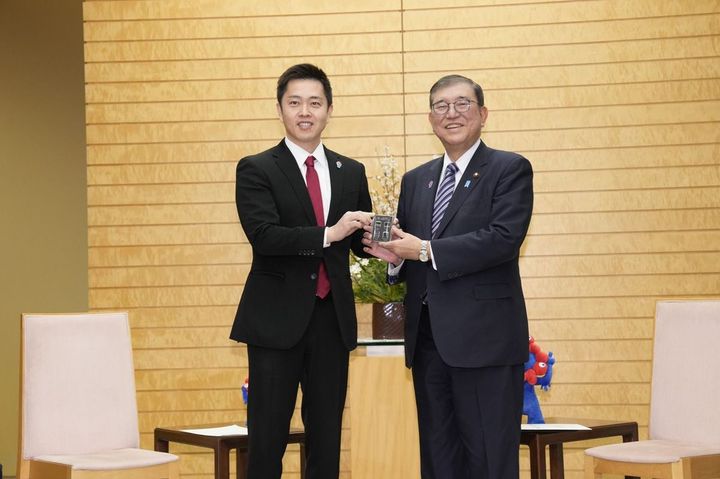 首相官邸で面会する大阪府の吉村洋文知事と石破首相