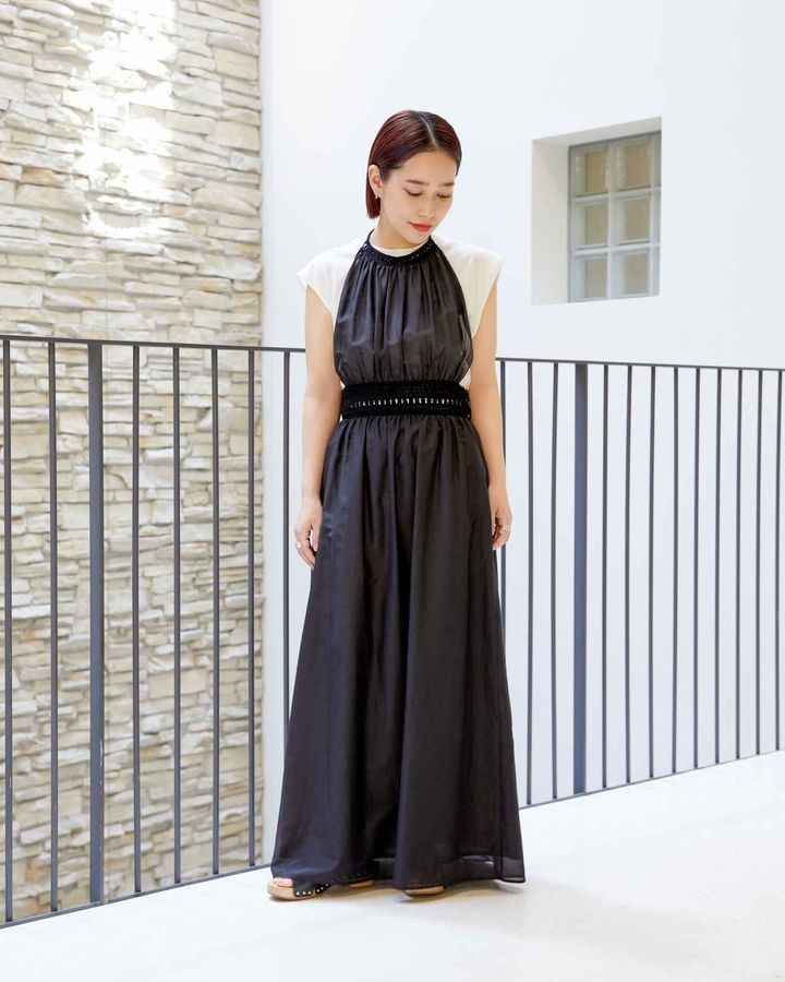 画像: ドレス￥59,600・下に着たTシャツ￥17,600（DES PRÉS）、サボ￥47,300（CLAIRE CHARLOTTE）