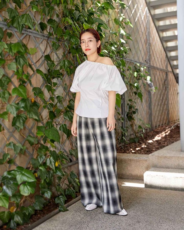 画像: ブラウス￥29,700・パンツ￥39,600・メッシュシューズ￥24,200（DES PRÉS）・ネックレス（R.ALAGAN ＜SUPER A MARKET＞）