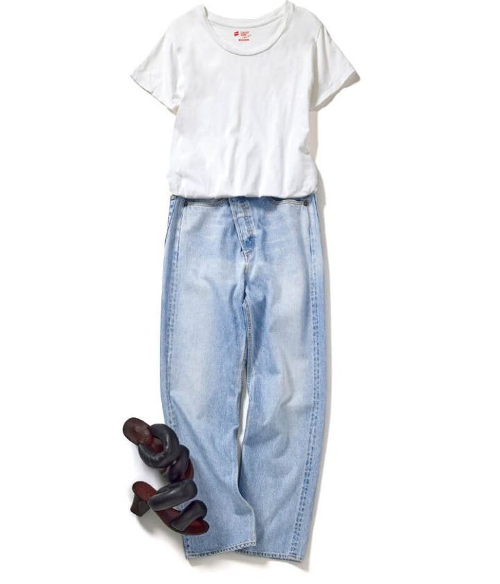 Ｔシャツ（スタイリスト私物） デニムはモデル着用と同じ サンダル￥112,200（ルーム／ティースクエア プレスルーム）