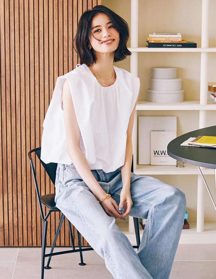 トップス￥31,900（テラ／ティースクエア プレスルーム） デニム￥25,300（シップス ナインケース／シップス インフォメーションセンター） ネックレス￥45,100（マッソーズアンドマッソーズ／ショールーム ロイト） ブレスレット￥99,000（ブランイリス／ブランイリス トーキョー） ピアス￥13,200（リサシー／ピモンテ）