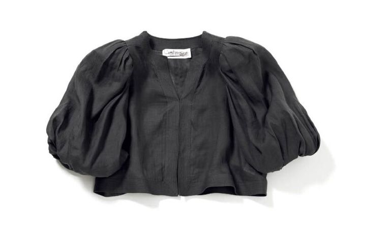 チャコールグレーのバルーンブラウスは、袖のボリュームと合わせたコンパクトなサイズ感でモダン見えする一枚。￥71,500（カオス／カオス表参道）