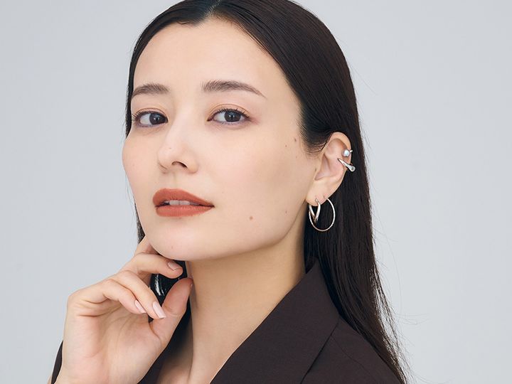 センターパートのダウンスタイルにグレーパール付きのクリップイヤリングとシルバーのイヤーカフとフープピアス2つを重ねづけした原田夏希さん