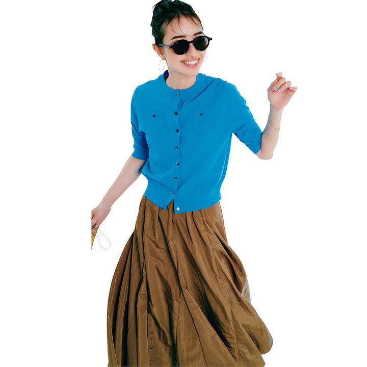 気温28度におすすめのブルーカーデ×スカートの岡本あずささん