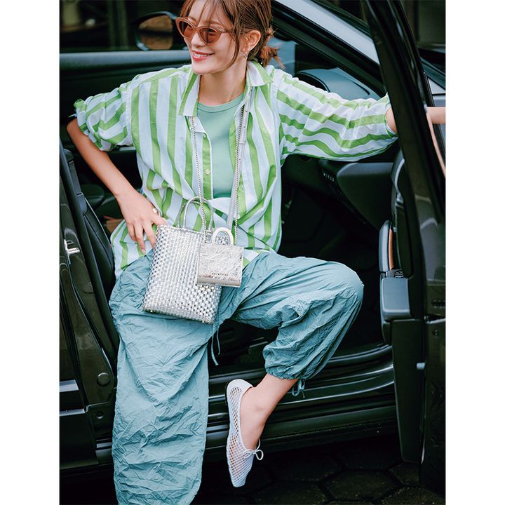 気温28度におすすめのストライプシャツ×ゆるパンの咲和希さん