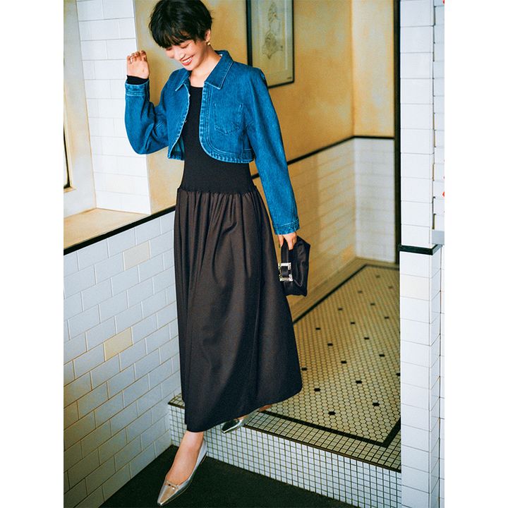 気温28度におすすめの黒ワンピ×デニムジャケットの阪井まどかさん