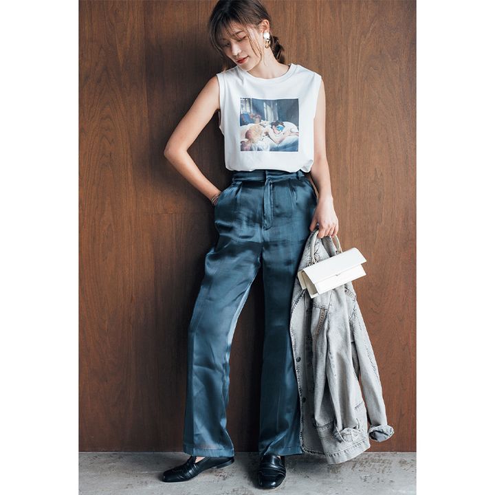 28度におすすめのノースリトップス×ツヤパンツの咲和希さん