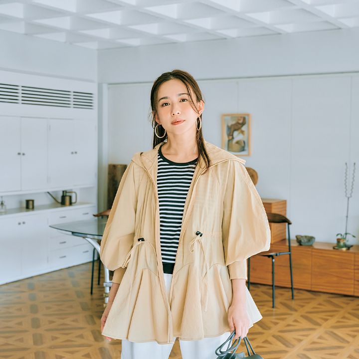 気温28度におすすめのボーダー×白パンにベージュパーカーを羽織った優木まおみさん