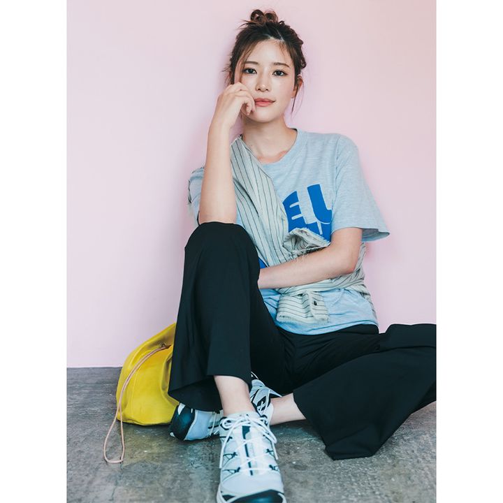 気温28度におすすめのロゴT×黒フレアパンツの咲和希さん