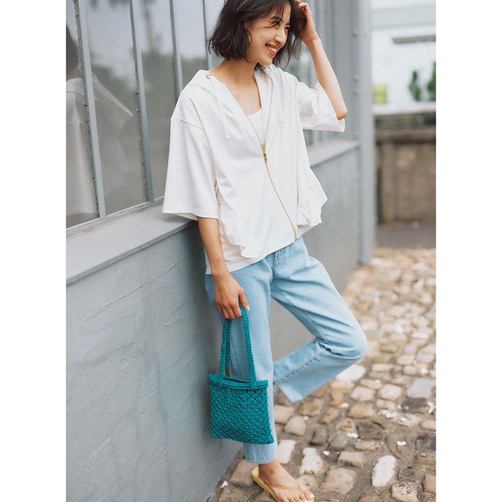 気温28度におすすめの白パーカー×デニムの岡本あずささん