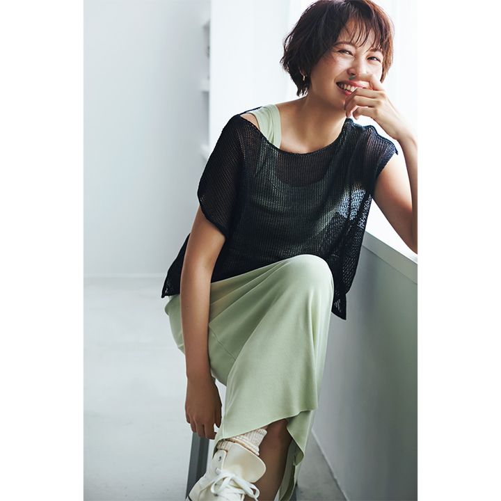 気温28度におすすめのタンクトップス×スカート×シアーニットの青木裕子さん