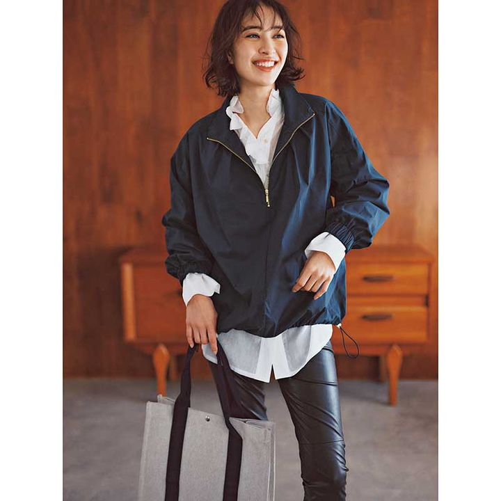 気温28度におすすめのフリルブラウス×黒パンツにハーフジップアウターの岡本あずささん