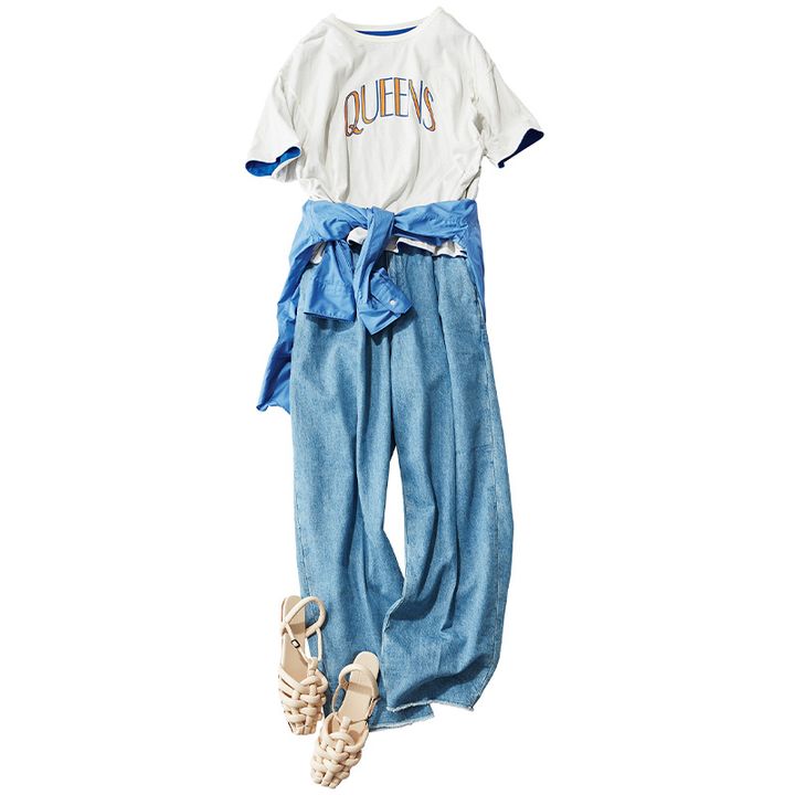 気温28度におすすめのTシャツ×デニムにシャツを腰に巻いた置き画