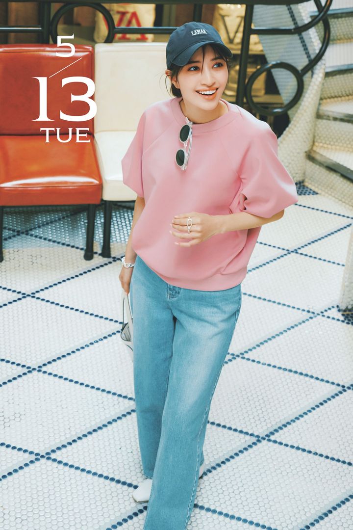 ピンクの半袖スウェットとデニムにキャップやサングラスを合わせたコーデ