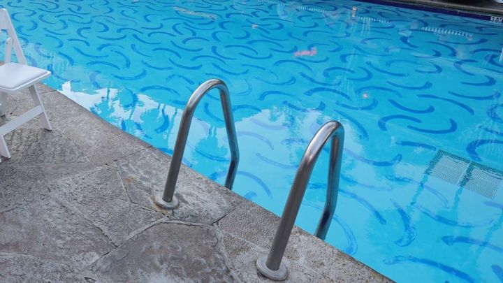 サッカークラブ内のプールで事故死…救命活動が行われるも男性が溺死