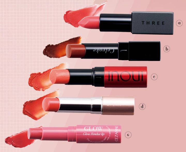 a 大人がつけやすい、くすみピンク。華やぎをプラスする。THREE ドリームオン アリューリング リップスティック 03 ￥4,400／THREE b 深みのあるキャラメルブラウン。セルヴォーク アラウズ リップス 14 ￥3,960（セット価格）／セルヴォーク c 透け感のあるオレンジベージュ。カジュアルな服装にぴったり。インウイ リップ12 ￥5,060（編集部調べ・限定発売）／資生堂 d ベージュは大人の肌をくすませてしまうものもあるけれど、これはブルーラメの効果で顔色がくすんで見えないベージュ。オペラ グロウリップティント306 ￥1,980／イミュ e 肌の透明感を引き出す、青みローズピンク。セザンヌ グロウ フォンデュリップ02 ￥660／セザンヌ化粧品