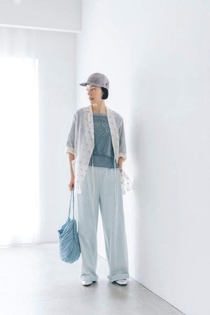 ブリーチデニムはワントーンコーデで大人の着こなし