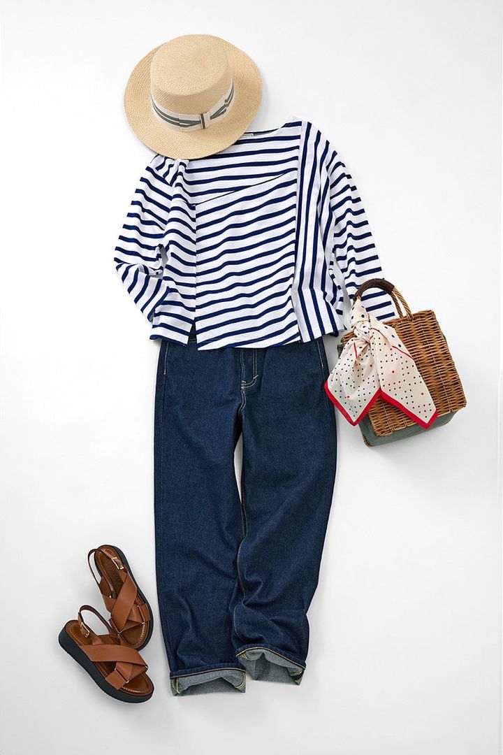 デザイントップスで定番デニムが洗練された印象