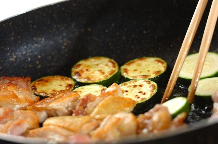 鶏とズッキーニのガーリックソテーの作り方2