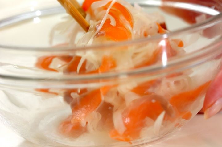 スモークサーモンと玉ネギのサラダの作り方1