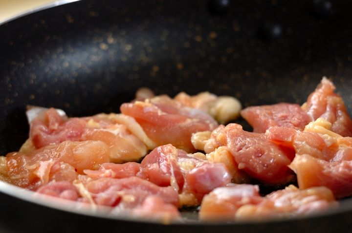 鶏とズッキーニのガーリックソテーの作り方1