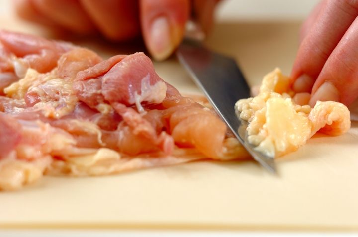 鶏とズッキーニのガーリックソテーの下準備1