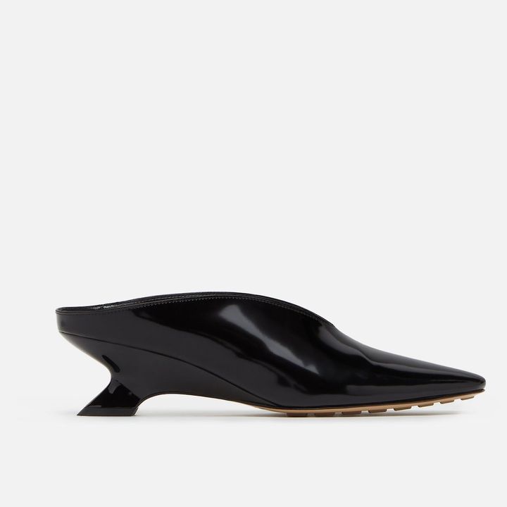 ジェット ミュール ¥209,000／BOTTEGA VENETA（ボッテガ・ヴェネタ ジャパン 0120-60-1966）<br /> Photo_ Courtesy of BOTTEGA VENETA