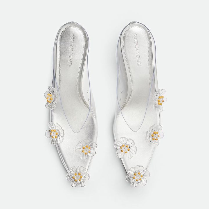 ジェット ミュール ¥319,000／BOTTEGA VENETA（ボッテガ・ヴェネタ ジャパン 0120-60-1966）<br /> Photo_ Courtesy of BOTTEGA VENETA