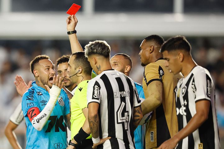 「許してくれ」33歳ネイマール、なんと手でゴールして退場になり謝罪…これでお別れの可能性も