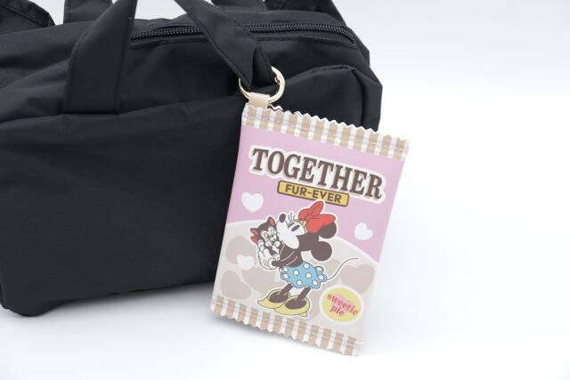 ダイソー お菓子風ポーチ キーリング付（ミッキー＆フレンズ） 使用例 バッグ
