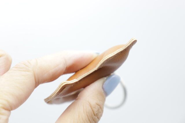 ダイソー レザー調キーホルダー（ウマ） 厚み