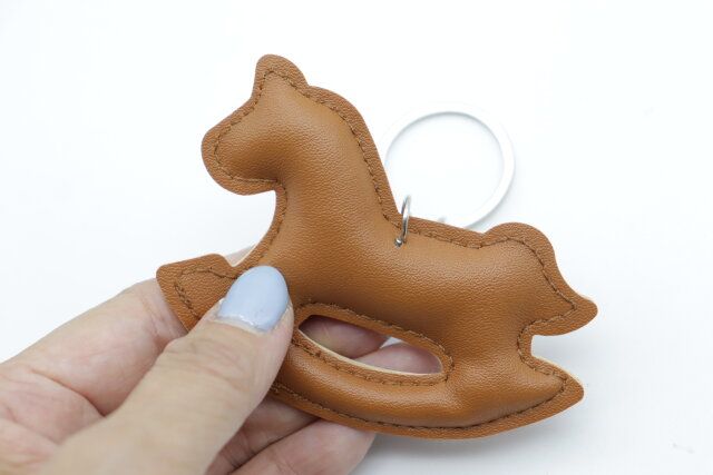 ダイソー レザー調キーホルダー（ウマ）