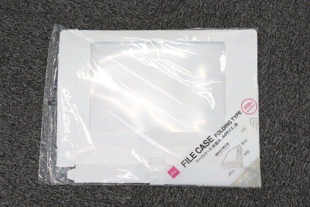 ダイソーのファイルケース 折り畳み、A4サイズ、白のパッケージ
