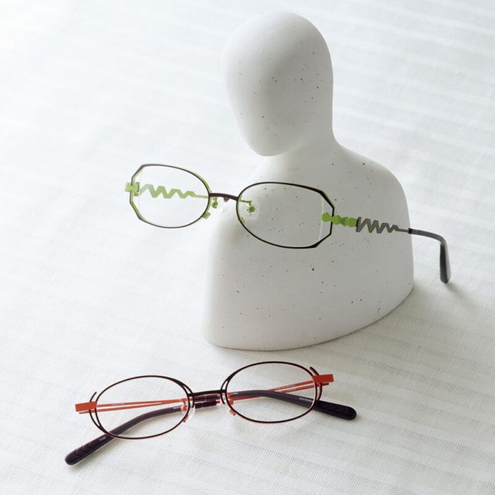 タカノリ ユゲ 上：ENJOY（ライトグリーン×ブラウン）価格未定 下：NEW MARBLE-30（オレンジ×ブラウン）¥49,500