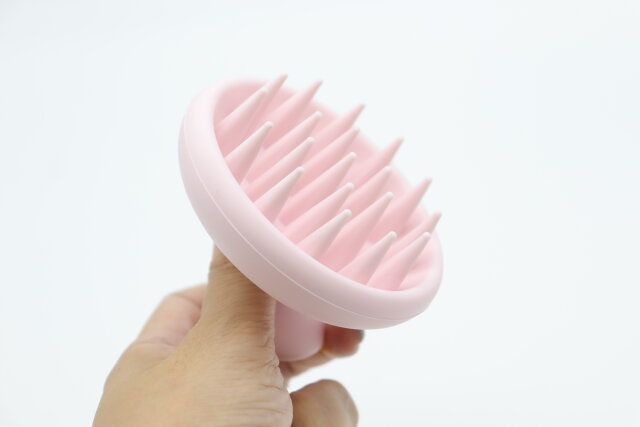 ダイソーのシリコーンシャンプーブラシは頭皮ケアにおすすめ