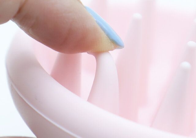 ダイソーのシリコーンシャンプーブラシはやわらかい