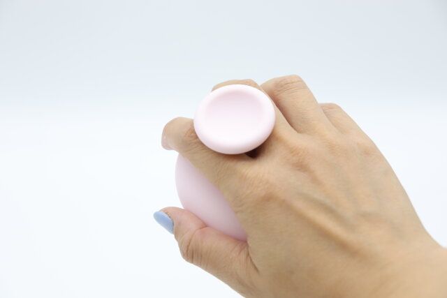 ダイソーのシリコーンシャンプーブラシは持ちやすい