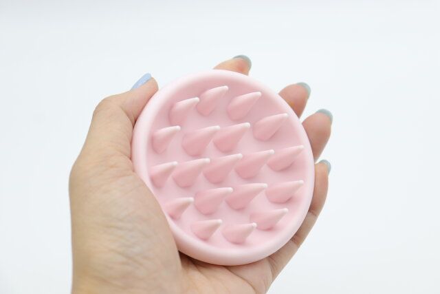 ダイソーのシリコーンシャンプーブラシは手にフィットする