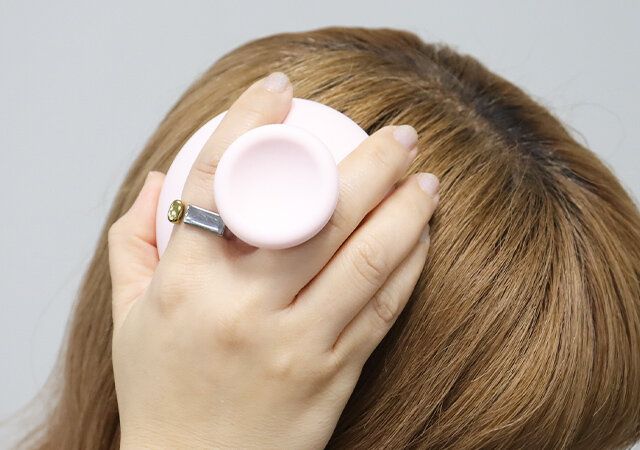 ダイソーのシリコーンシャンプーブラシは頭皮をやさしくマッサージできる