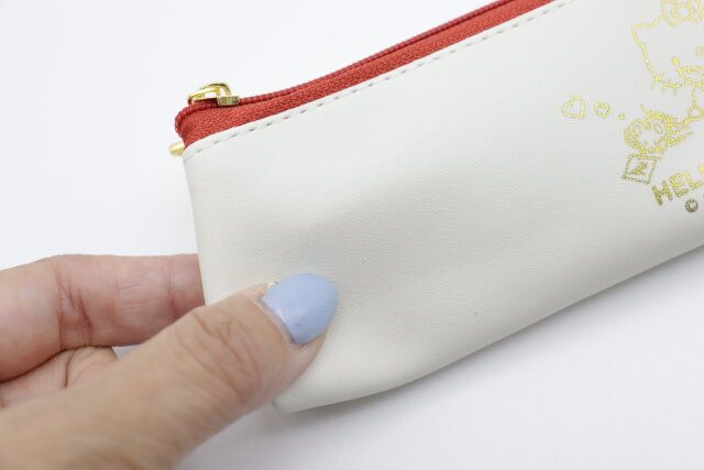 ダイソーの合皮スリムペンケースの質感