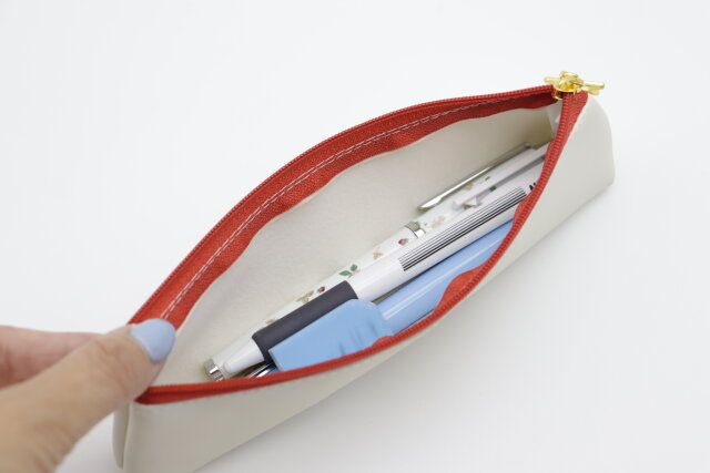 ダイソーの合皮スリムペンケースは見た目以上に収納力がある