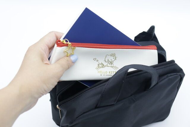 ダイソーの合皮スリムペンケースは持ち運びに便利