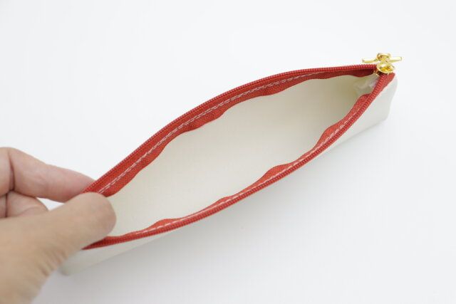 ダイソーの合皮スリムペンケースの容量