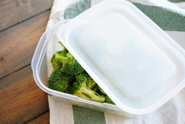 ブロッコリーを耐熱容器に入れる