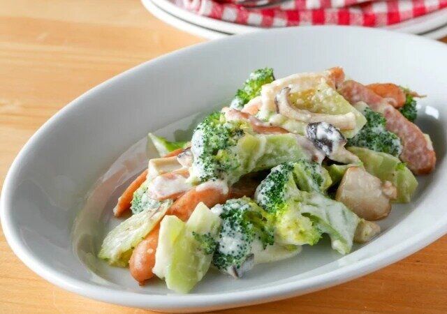 ブロッコリーとウィンナーソーセージとエリンギのカルボ風ソース絡め