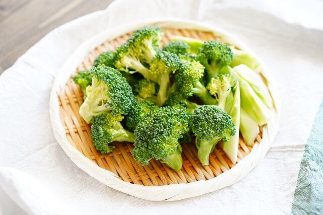 ブロッコリーを小房に分ける