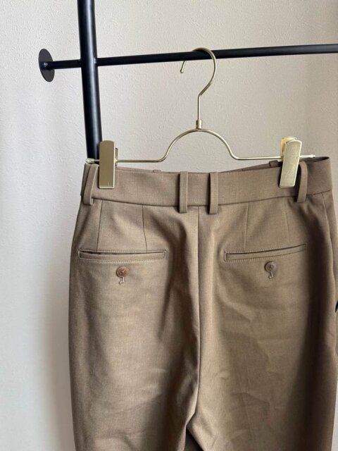 ユニクロ タックワイドパンツ OLIVE 後ろ側